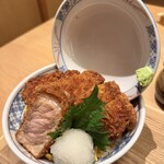 知多家 本邸 - わさびを多めにのせて食べるトンカツもおいしい。