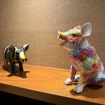 知多家 - 可愛い豚の置物がありました。