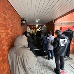 一条流がんこ総本家分家四谷荒木町 - 雪降る日曜10:30でも20人の行列