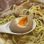 一条流がんこ総本家分家四谷荒木町 - ☑️ズワイ蟹不純と煮干100SPらぁ麺¥1.300❣️
      　☑︎ズワイ蟹不純と煮干を追加
      　☑︎メンバーカードで味玉(半熟)¥150セレクト！
      　※開店1巡目サービスは焦がしネギ があります