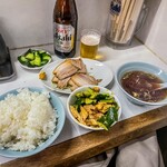 珍々軒 - チャーシュー盛り600円、からし和え300円、ライス300円瓶ビール600円です。コレがこの店のベストチョイスだと思ってます。