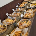 パティスリー＆ブーランジェリー ラ・パルム・ドール - ビュッフェ台(パン)