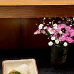 もち豚とんかつ たいよう - カウンターの下には小さな花瓶が