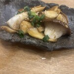 貝だしおでんと串揚げ 食堂ト酒 - エリンギバターあおさ醤油炒め