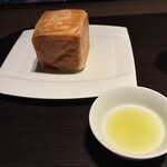 THE DINING シノワ唐紅花＆鉄板フレンチ蒔絵 - パンとオリーブオイル