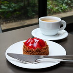 エミリー・フローゲ - タルトフレーズ（950円） ホットコーヒー（700円）