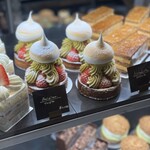 エミリー・フローゲ - ショーケースの中のケーキたち