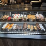 エミリー・フローゲ - ショーケースの中のケーキたち