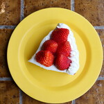 アダムス オーサム パイ - 季節の苺のパイ（580円）