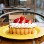 アダムス オーサム パイ - 季節の苺のパイ（580円）