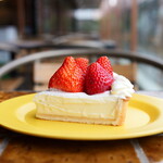 アダムス オーサム パイ - 季節の苺のパイ（580円）