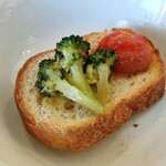 魔法のパスタ - アヒージョをバケットにのせて