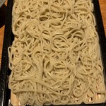 きょうや - せいろに盛られた蕎麦は白めの細切りで、福井の蕎麦としては珍しく、どちらかというと関東寄りの印象。