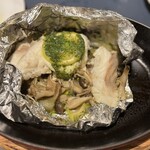 THE CITY BAKERY BISTRO RUBIN 丸の内オアゾ店 - 白身魚の下にはぎっしりとキノコ類が敷き詰められています。魚の旨味をしっかり逃さずキャッチしてくれています