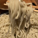 きょうや - キリッと締まった細打ちの蕎麦は、艶があり角の立ったシャープな佇まいです。