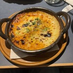 THE CITY BAKERY BISTRO RUBIN 丸の内オアゾ店 - 見た目は小ぶりでしたが、かなりの食べごたえ。魚介の風味豊かな濃厚ソースで一口一口の食べ心地がボリューミーでした。