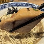 豚骨醤油 三輪 - チャーシュー