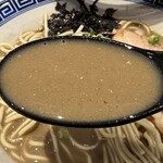豚骨醤油 三輪 - スープ