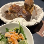 THE CITY BAKERY BISTRO RUBIN 丸の内オアゾ店 - ランチには、3種類のパンとサラダがついてきます。写真がボケてしまいましたが、パンはお替わり自由。美味しいパンでしたよ。