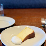 Balcony by 6th - バスクチーズケーキ