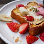 ラムズ イヤー - 苺のフレンチトースト（1980円）