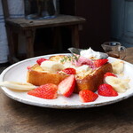 ラムズ イヤー - 苺のフレンチトースト（1980円）