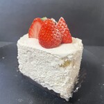 PATISSERIE ASAKO IWAYANAGI - トップには、フレッシュ苺とフランボワーズ