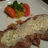 洋食 ヨコオ - ホロリと柔らかく煮込まれた豚肩ロースは、ほんのり醤油風味で洋風チャーシューのよう