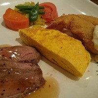 洋食 ヨコオ - ブリっと太い海老フライには自家製タルタル、だし巻き、柔らかポークステーキ