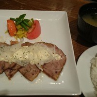 洋食 ヨコオ - 40年来のメニュー、豚肩ロースの煮込みランチ950円
