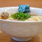 飯田商店 - わんたん入りしょうゆらぁ麺(横から)