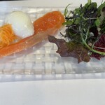 Tokyo食堂 - 自家製スモークサーモン温玉添え