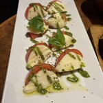 肉バル MEAT BOY N.Y  - トマトとモッツァレラのカプレーゼ