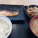 吉野家 富山豊田町店 - 鮭と小皿牛丼、豚汁の定食
