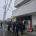 メヂカそば 吟魚 - お店の前の行列