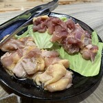 ふれあいの里 梅北本店 - モモ塩焼きと背肉の醤油ニンニク焼き