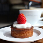TALUTO DOT COFFEE - 苺＆ダークチョコレートタルト（650円）