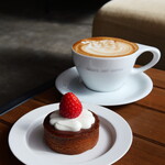 TALUTO DOT COFFEE - 苺＆ダークチョコレートタルト（650円） カフェラテ（580円）