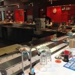 YO! SUSHI - 内装は意外にオシャレ