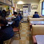 Yoshida Okonomiyaki - 定食屋さんのような雰囲気で席に鉄板はありません