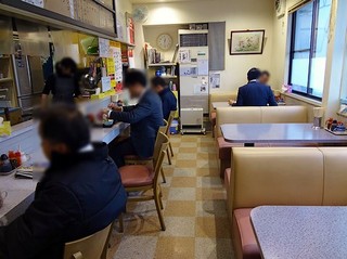 Yoshida Okonomiyaki - 定食屋さんのような雰囲気で席に鉄板はありません