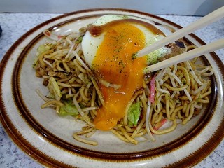 Yoshida Okonomiyaki - 半熟卵をくずしていただきます