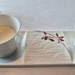 広東料理 センス - 杏仁豆腐と蓮の実入り杏仁茶