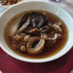 広東料理 センス - 黄茸、椎茸、衣笠茸、白木耳と佐倉市きのこ園直送椎茸、人参三種の蒸しスープ