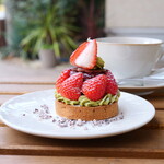 Gateau Muguet - いちごとピスタチオのタルト（610円） アップルティー（550円）