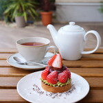 Gateau Muguet - いちごとピスタチオのタルト（610円） アップルティー（550円）