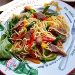 パン酵母 シーバー - 自家製ソーセージと野菜いっぱいののペペロンチーノ