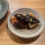 とりアロマ - モモ肉？皮がタレの色も相まって黒く見えるが、焦げている訳ではない◯