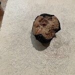 とりアロマ - こんなの齧ったら歯が折れると思っていたが、外は黒いビターチョコにトリュフの紋様を丁寧にあしらっており、中はレバーペースト◎