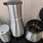 蘭州陳記牛肉麺 - テーブルアイテム。